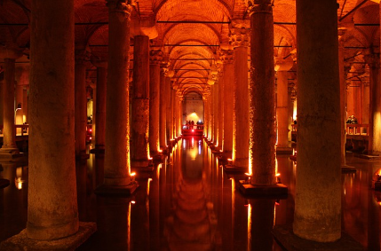 Palais avec nombreuses colonnes et lumière au fond, en face
